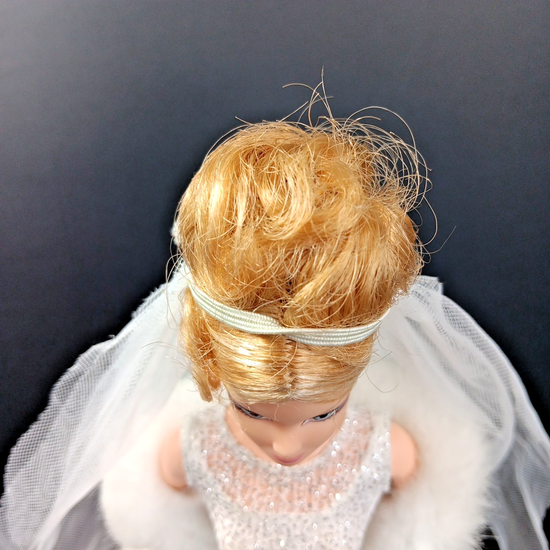 Rare 2003 Winter Fantasy Barbie MATTEL White Velvet Fur Coat Silver HOLIDAY X