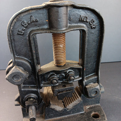 Vintage Littlestown HDWE & FDRY No. 52 Bench Top Pipe Clamp Table Mount USA