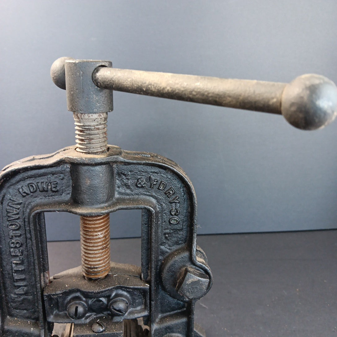 Vintage Littlestown HDWE & FDRY No. 52 Bench Top Pipe Clamp Table Mount USA