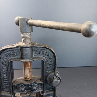 Vintage Littlestown HDWE & FDRY No. 52 Bench Top Pipe Clamp Table Mount USA