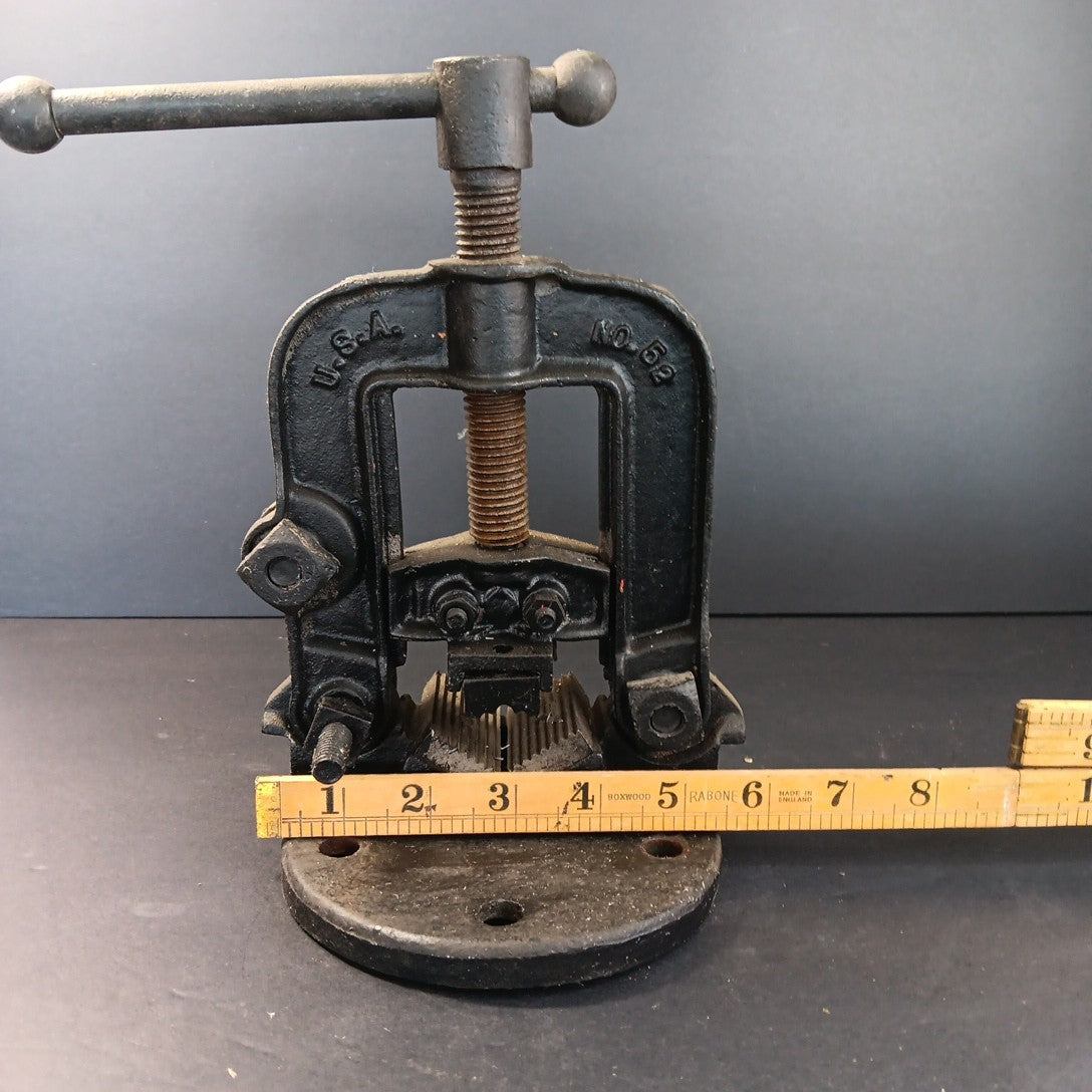 Vintage Littlestown HDWE & FDRY No. 52 Bench Top Pipe Clamp Table Mount USA