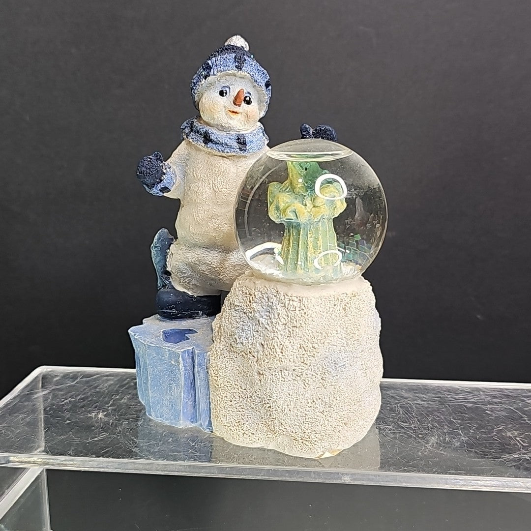 Disney Parks And Two Christmas Snowglobes Fishing Snowman / Toy Factory 3pcs CN