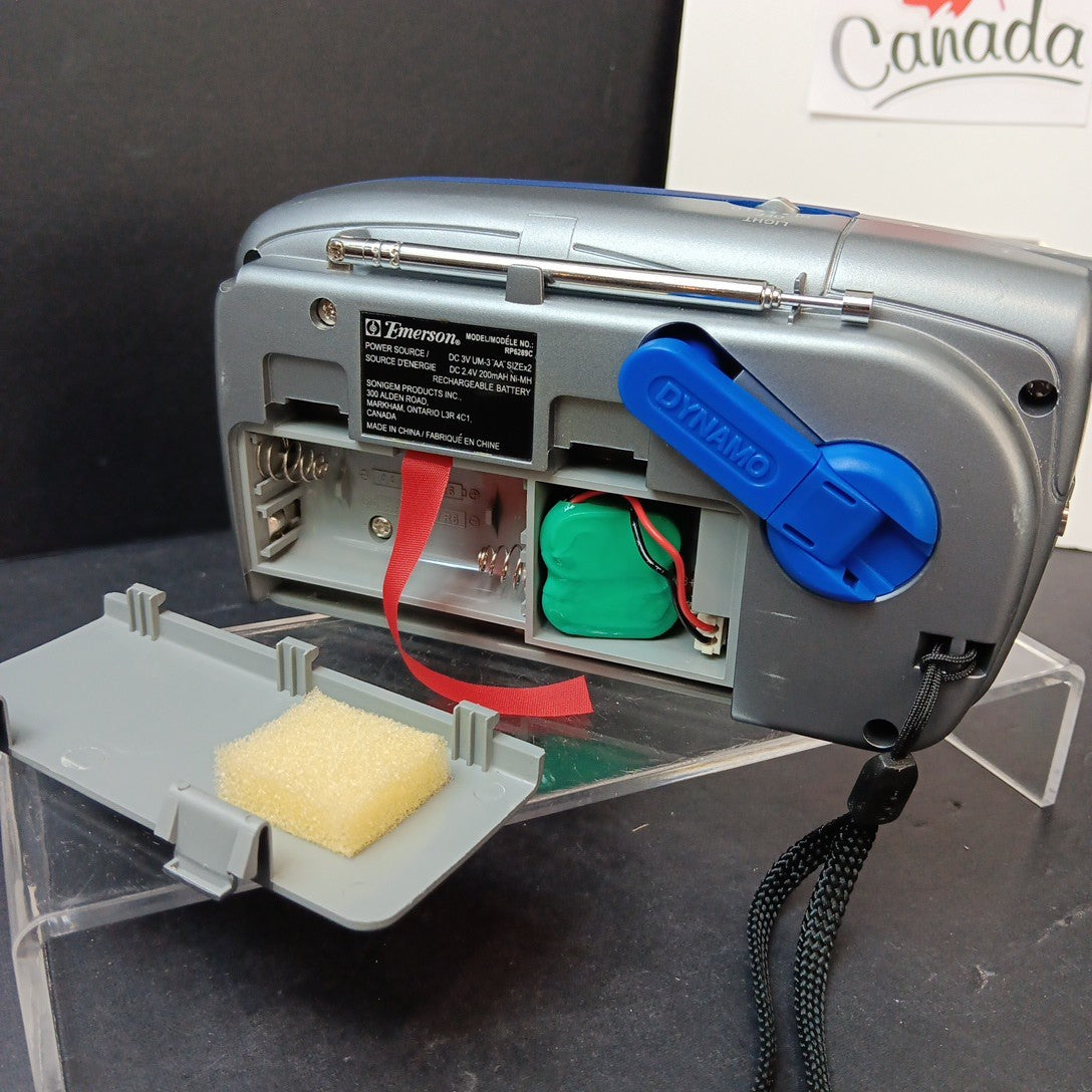 Emerson Dynamo Hand Wind Or Batteries Emergency Radio With Light READ