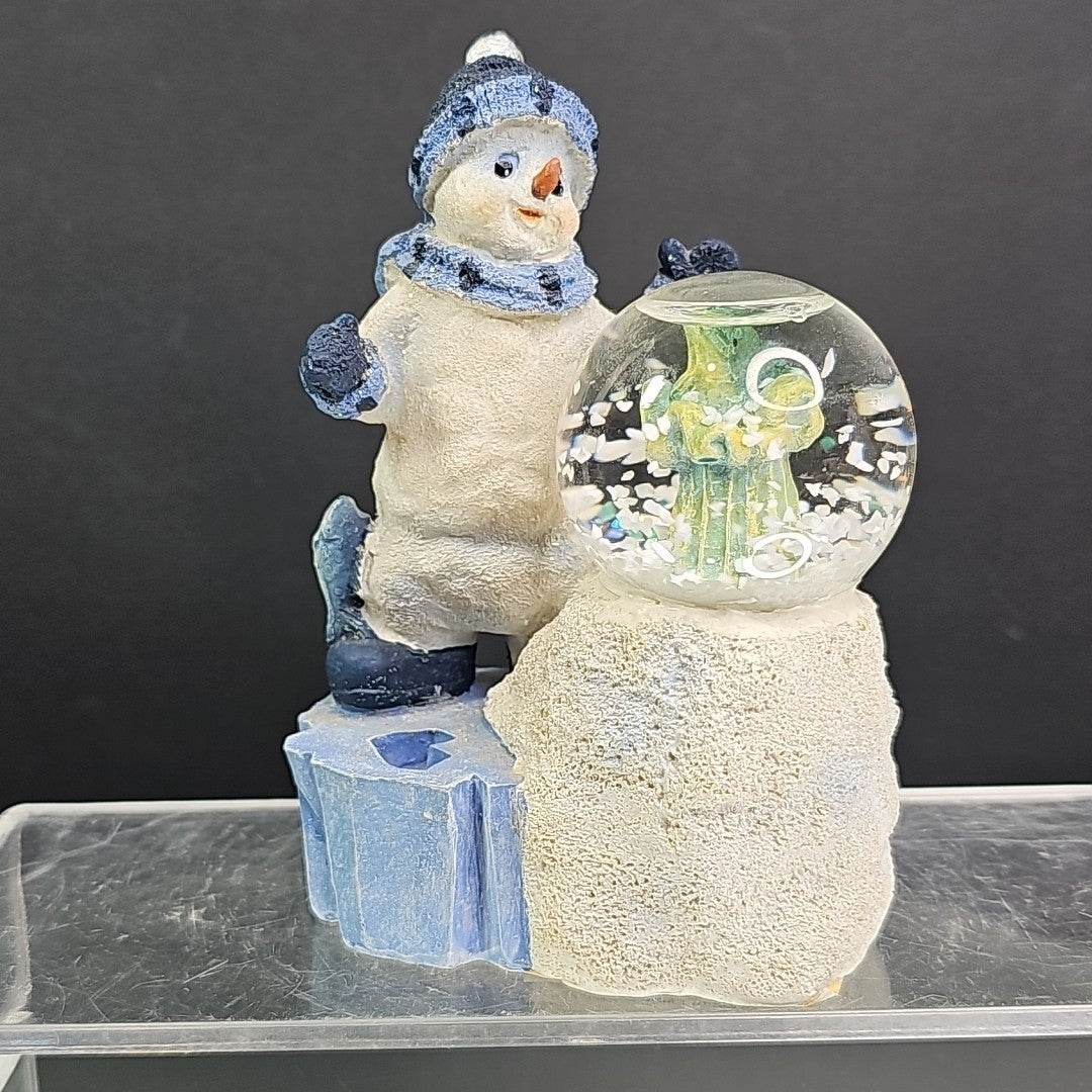 Disney Parks And Two Christmas Snowglobes Fishing Snowman / Toy Factory 3pcs CN