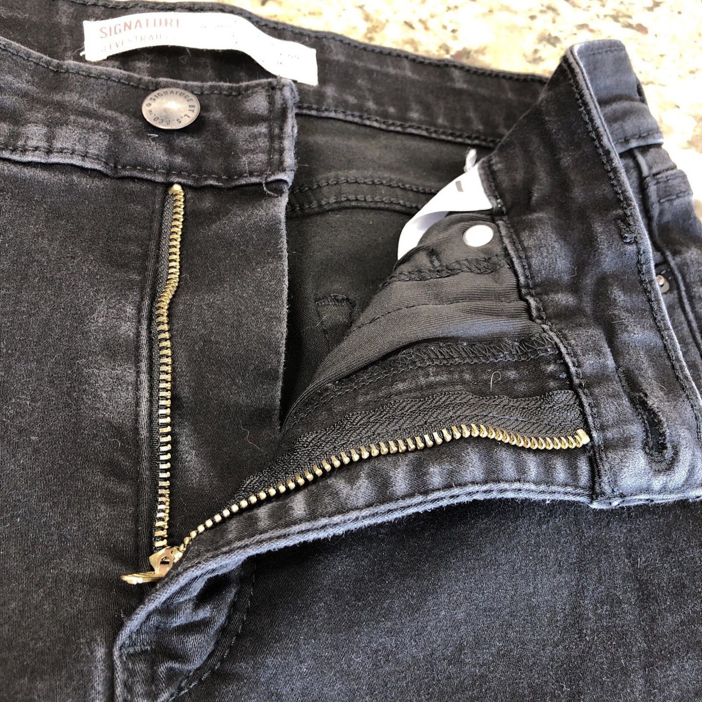 Size 27 Signature Levi Strauss Women’s Jeans Shaping High Rise Super Skinny CN