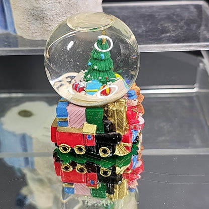 Disney Parks And Two Christmas Snowglobes Fishing Snowman / Toy Factory 3pcs CN