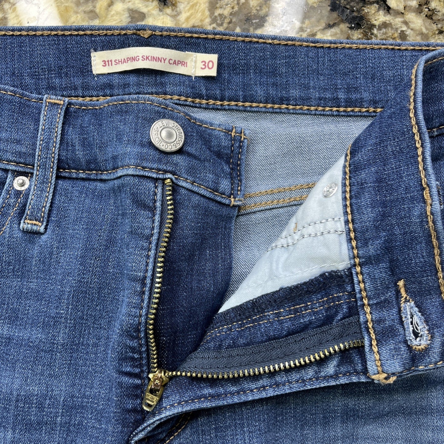 Size 30 Levi 311 Shaping Skinny Capri Women’s Denim Jeans Blue Stretchy READ LK