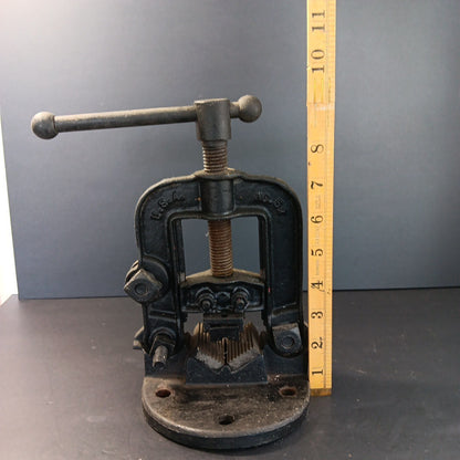 Vintage Littlestown HDWE & FDRY No. 52 Bench Top Pipe Clamp Table Mount USA