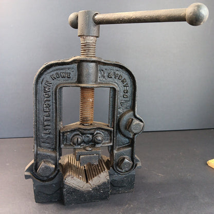 Vintage Littlestown HDWE & FDRY No. 52 Bench Top Pipe Clamp Table Mount USA