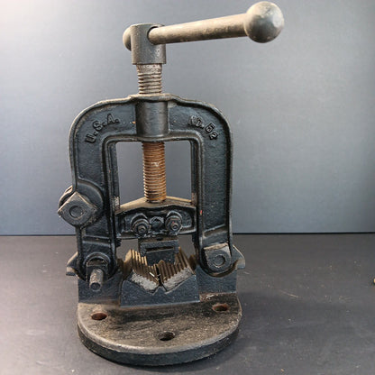 Vintage Littlestown HDWE & FDRY No. 52 Bench Top Pipe Clamp Table Mount USA