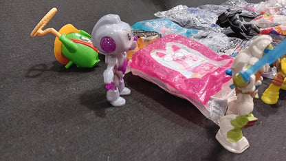 McDonalds Toys. Batman, Marvel, TMNT, Disney, Smurf, Peanuts +++ 20pcs