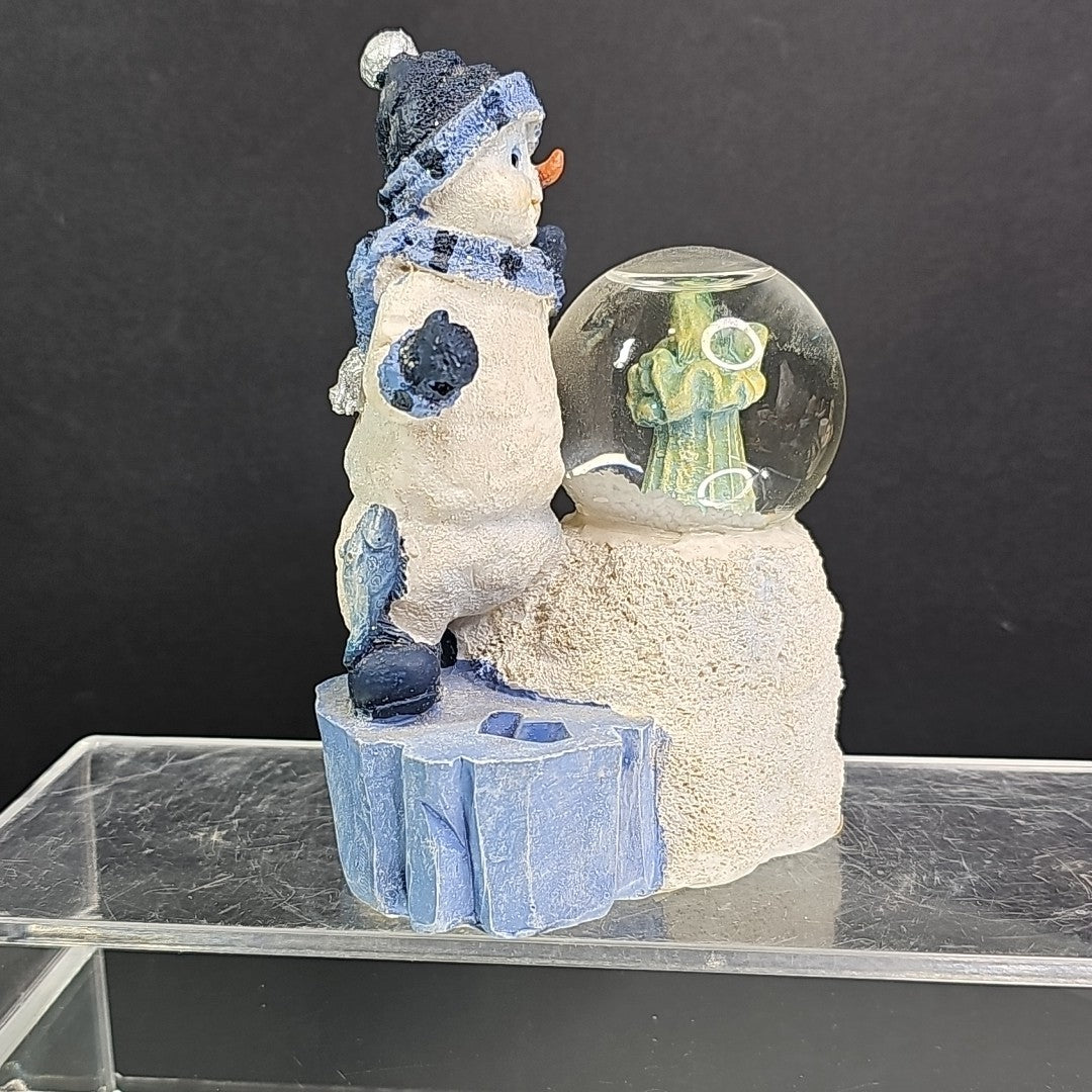 Disney Parks And Two Christmas Snowglobes Fishing Snowman / Toy Factory 3pcs CN