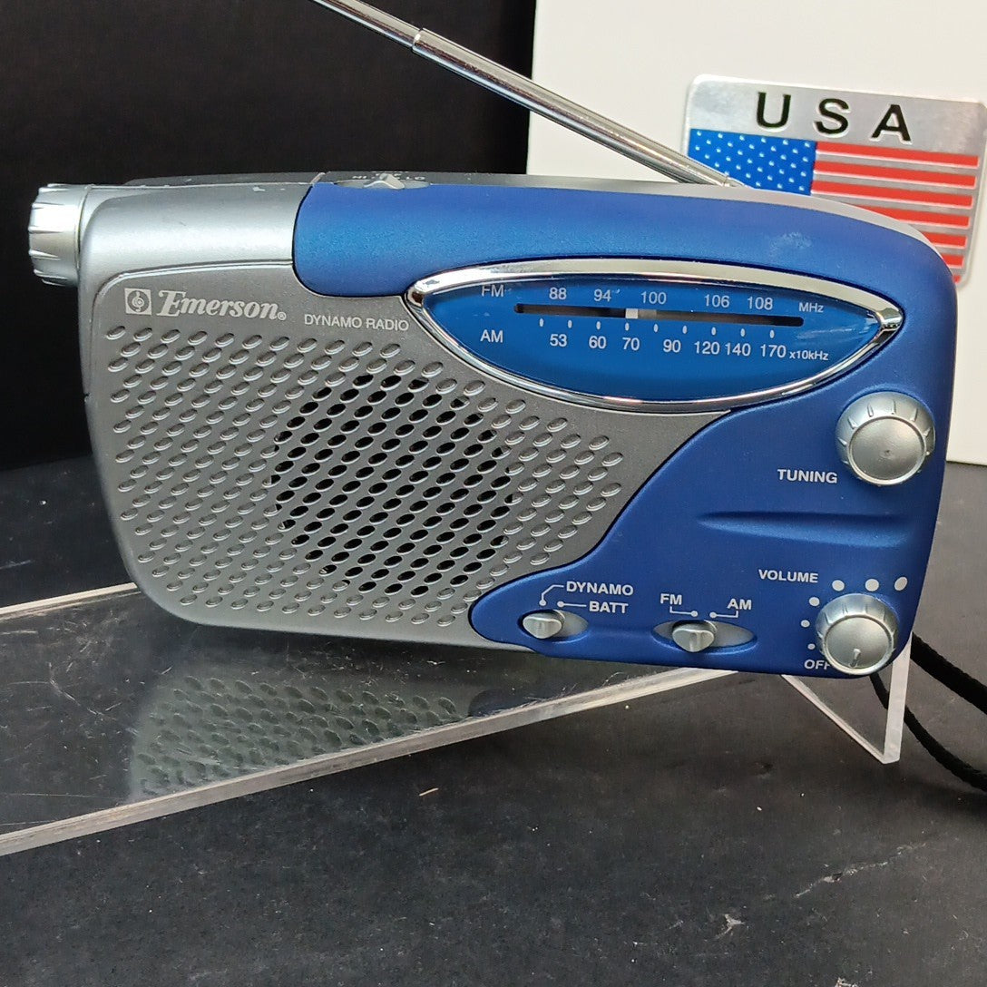 Emerson Dynamo Hand Wind Or Batteries Emergency Radio With Light READ