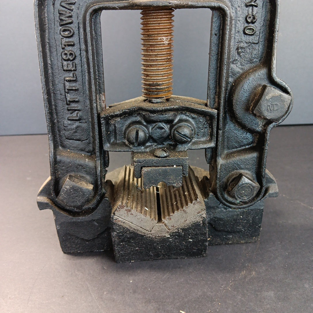 Vintage Littlestown HDWE & FDRY No. 52 Bench Top Pipe Clamp Table Mount USA