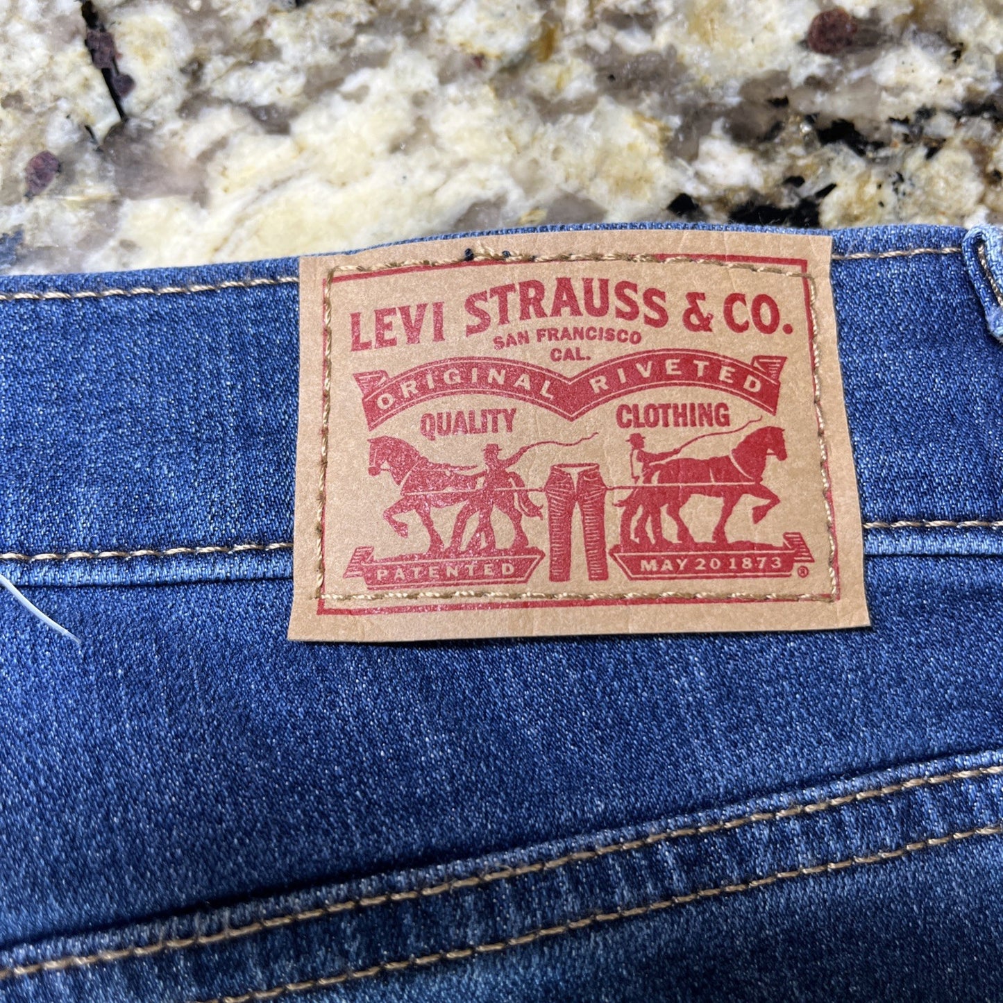 Size 30 Levi 311 Shaping Skinny Capri Women’s Denim Jeans Blue Stretchy READ LK