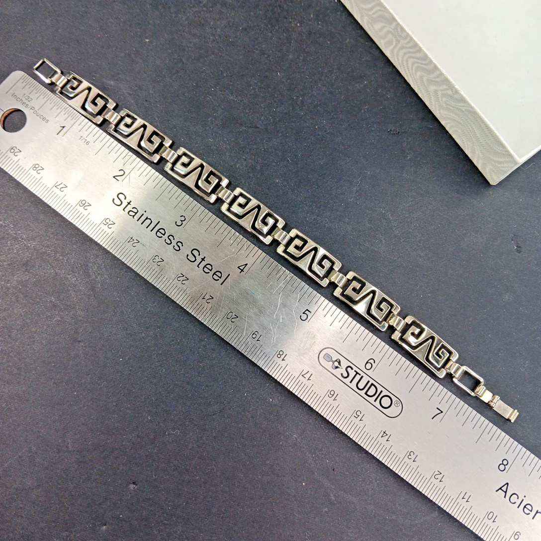 925 Silver Bracelet See Photos For Total Length. Clean And Unique Design!