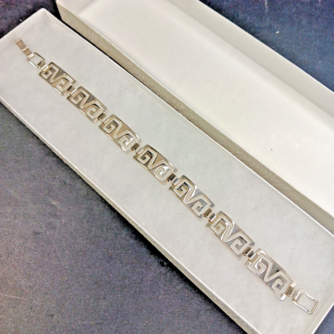 925 Silver Bracelet See Photos For Total Length. Clean And Unique Design!