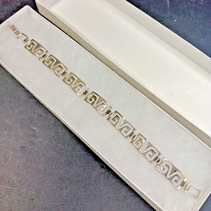 925 Silver Bracelet See Photos For Total Length. Clean And Unique Design!