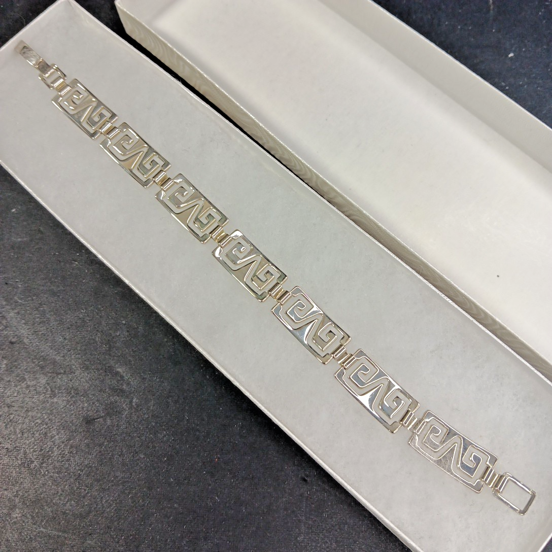 925 Silver Bracelet See Photos For Total Length. Clean And Unique Design!