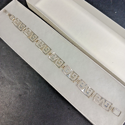 925 Silver Bracelet See Photos For Total Length. Clean And Unique Design!