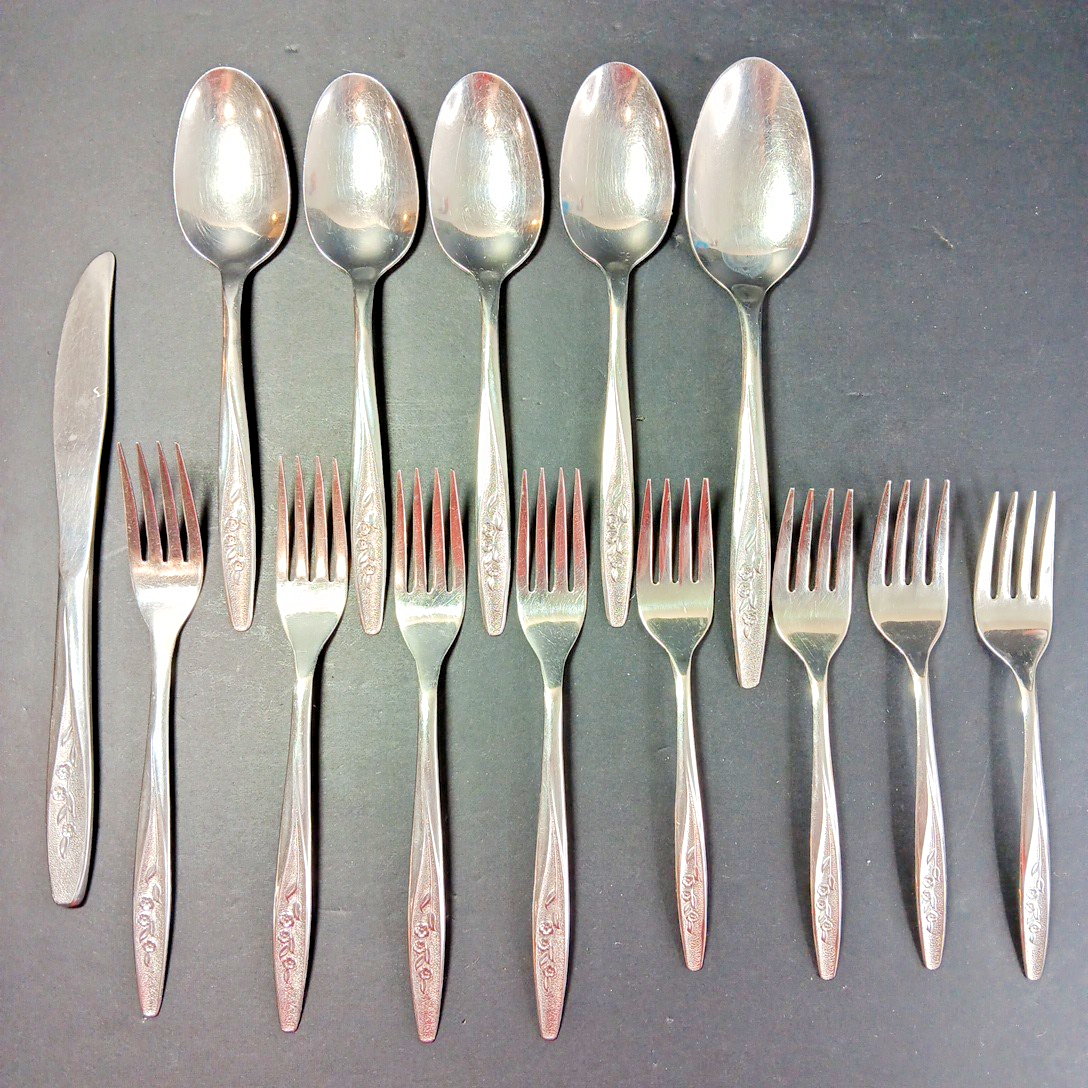 14x Rogers & Bro Radiant Rose RG36 Cutlery Knive Spoon Fork Stainless Canada
