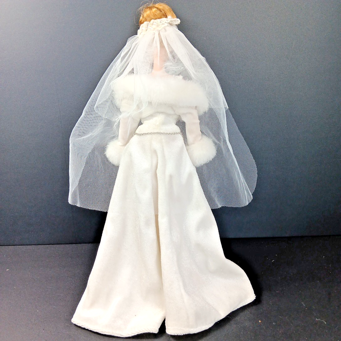 Rare 2003 Winter Fantasy Barbie MATTEL White Velvet Fur Coat Silver HOLIDAY X