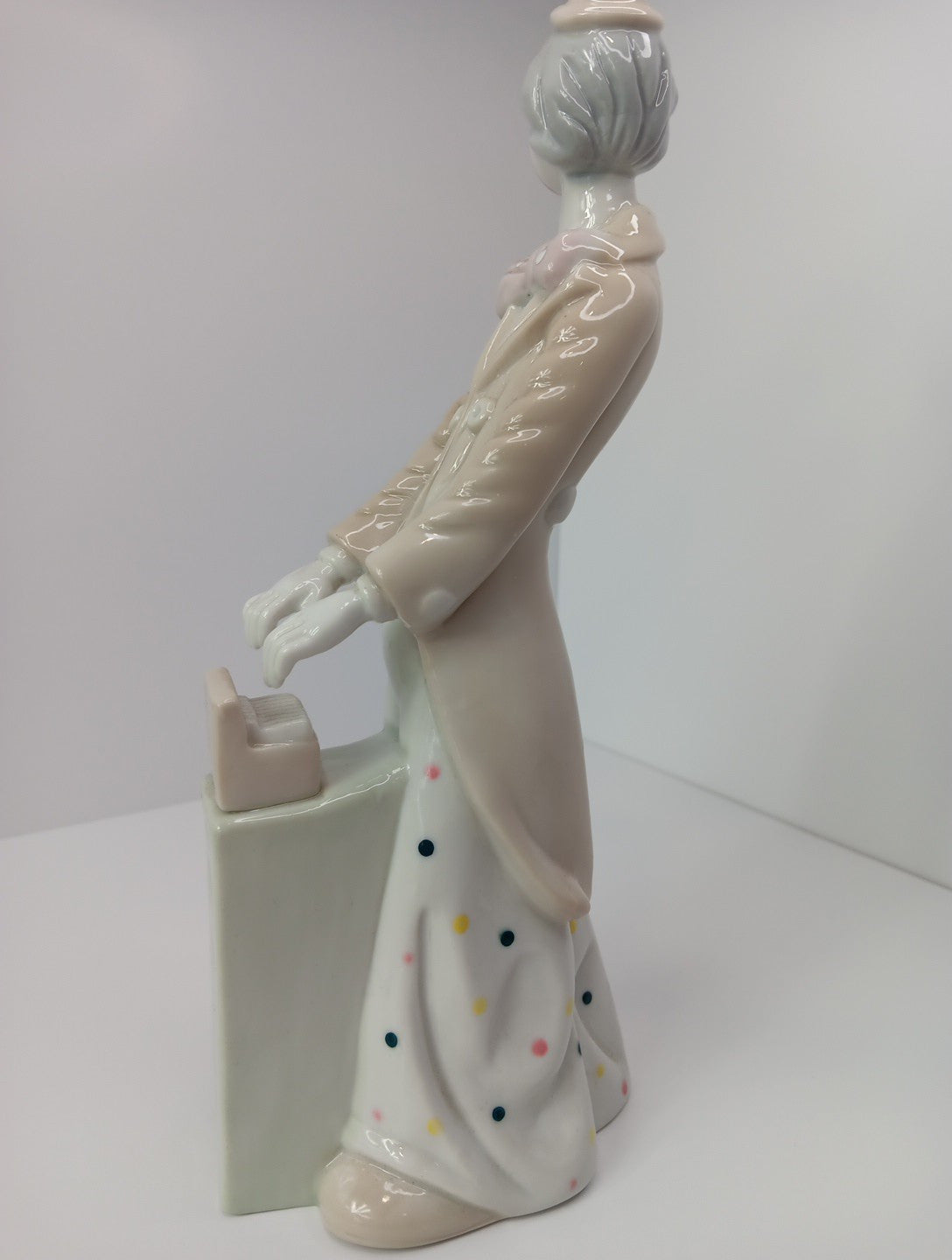 Porcelain Cascades Clown Playing The Piano With Dice 10" Tall 6340C